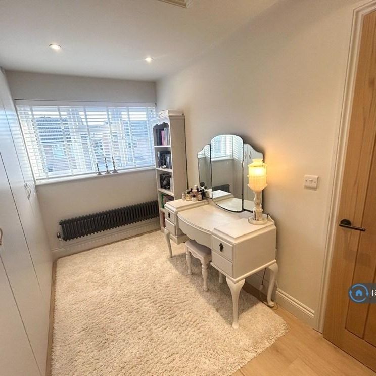 4 bedroom semi-detached house to rent - Photo 1