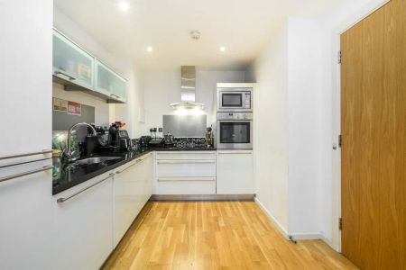 2 bedroom flat in London - Photo 4