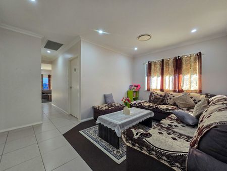 Modern Comfort in the Heart of Willowdale - 3 Bedroom Family Home - Photo 5