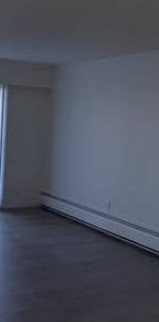 2 Bedroom Apt Commercial Dr - Photo 1