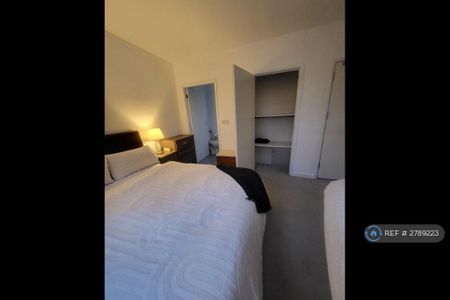 1 bedroom in a house share to rent - Photo 3