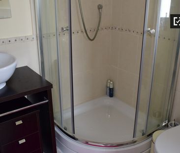 Ensuite room in 3-bedroom apartment in Ballinteer, Dublin - Photo 5