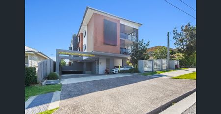 Ground Floor Gem Just Steps from Greenslopes Hospital! (Rent increasing from $675/week to $720/week 04/02/2026) - Photo 2