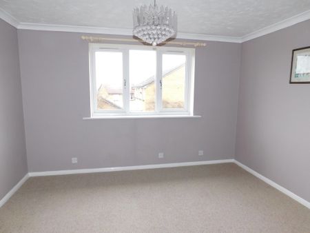 2 bedroom mid terrace to let - Photo 3