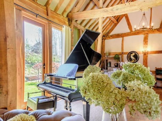 6 bedroom barn conversion to rent - Photo 1