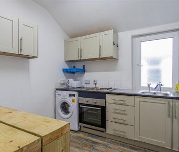 3 bedroom flat to rent - Photo 6