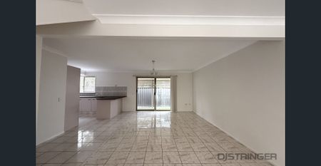 SPACIOUS TOWNHOUSE - Photo 3