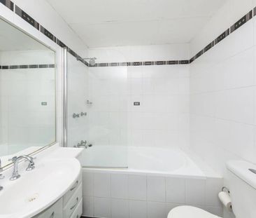 Bright, Modern & Convenient Northern Beaches Living - Photo 4