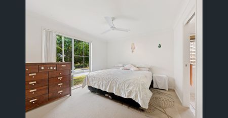 LARGE 4 BEDROOM FAMILY HOME WITH OPEN KITCHEN LIVING DINING THAT OPENS OUT ON TO ALFRESCO DINING AREA. - Photo 2