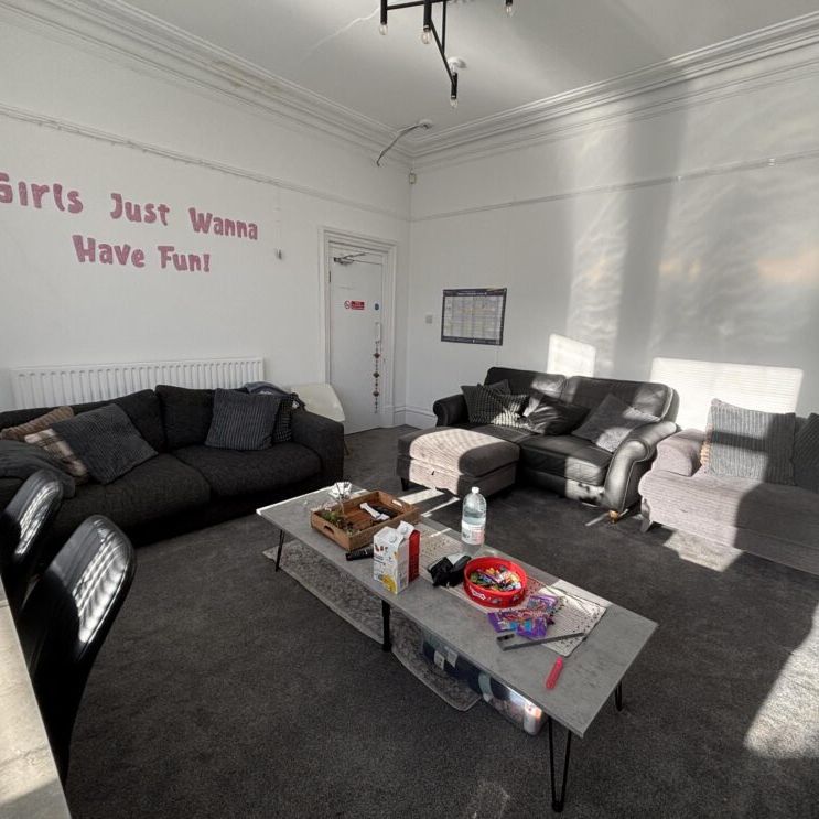 21 Regent Park Terrace, Leeds, LS6 2AX - Photo 1