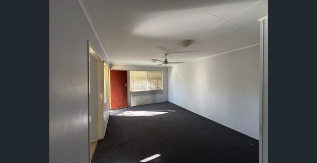 3 BEDROOM HOME - CENTRAL LOCATION! 1 Weeks Free Rent - Photo 1