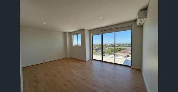 Oversized Two Bedroom Unit ***Access via Waverley Street*** - Photo 1