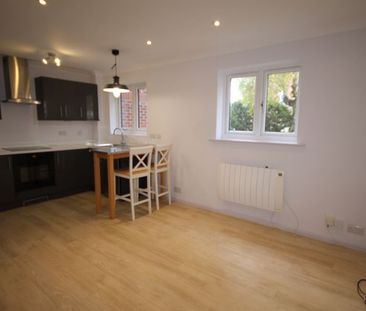 Sandringham Road, Petersfield - Photo 4