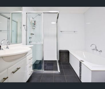 Immaculate 3 bedroom townhouse - Photo 6