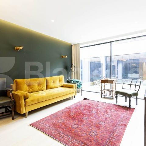 Stunning 3 bed 2 bath house split over 3 floors with a patio area. - Photo 1