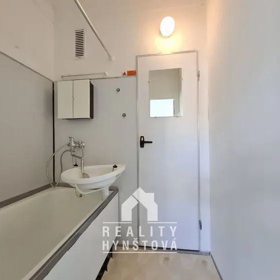 Pronájem pěkného bytu 2+1 s příjemným výhledem, šatnou a 2x balkon, CP 56 m - Fotografie 1