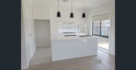 Near New Luxurious Family Home | Prime Location | BE QUICK - Photo 3