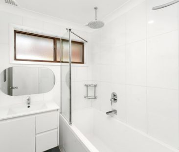 Single level three bedroom home - Photo 3