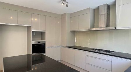 Modern Family Home with Space, Style & Security - 4 Bedrooms, 3 Bathrooms! - Photo 3