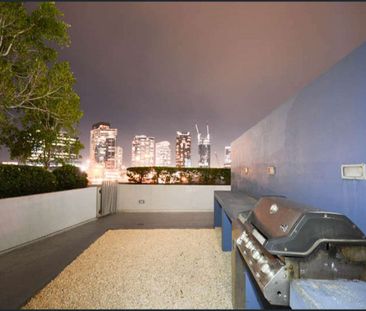 SPACIOUS 1 BEDROOM IN VILLAGE DOCKLANDS - Photo 5