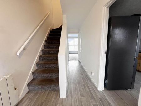 3 bedroom flat to rent - Photo 5