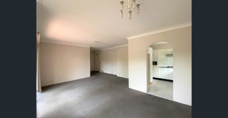 Spacious 2 Bedroom Apartment with lock up garage! - Photo 3