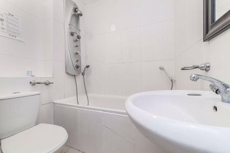 3 bedroom flat to rent - Photo 4