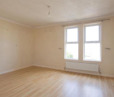 3 bedroom flat to rent - Photo 4