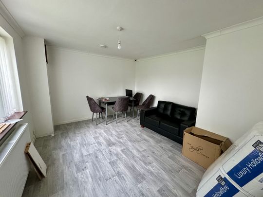 A shared home with good access to local amenities, public transport links, and all major routes. 1 en-suite room. single occupancy. INCLUSIVE OF UTILITY BILLS!! - Photo 1