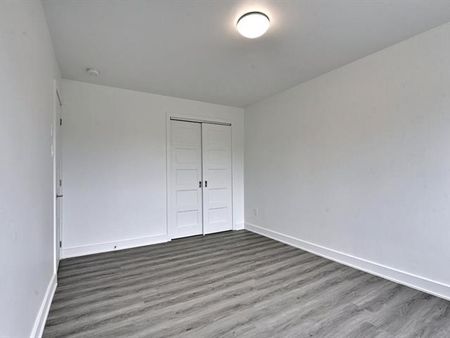 2555 Boul. de la Côte Vertu - Photo 2