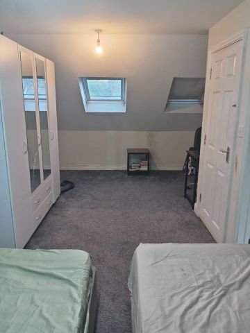 Room in a Shared House, Victoria Road, IG11 - Photo 3