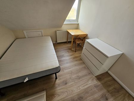 Room in a Shared Flat, Chichele Road, NW2 - Photo 4