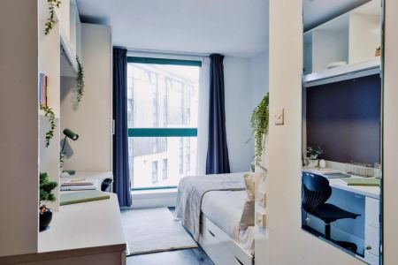 Classic 2 Bed Apartment - Shared Bathroom - Photo 2