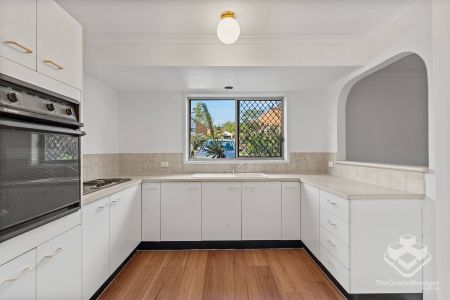 NEW RENOVATED THREE BEDROOMS TOWNHOUSE - Photo 3