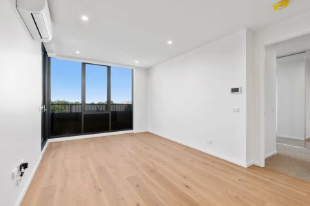 Superb, light filled 2 bedroom residence! - Photo 2