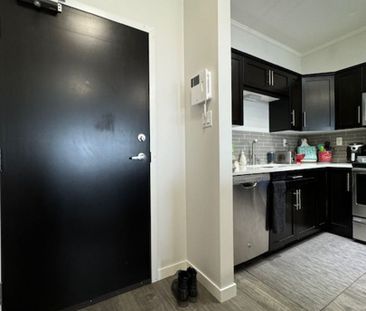 Top Floor 2 Bedroom Condo in Kensington - Photo 5