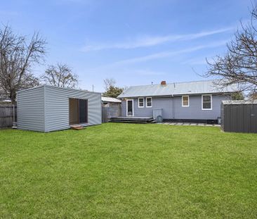 Modern Cottage Retreat in a Quiet Narrabundah Street - Photo 6