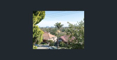 Convenient Spacious Apartment - Lock Up Garage & Balcony - Photo 4