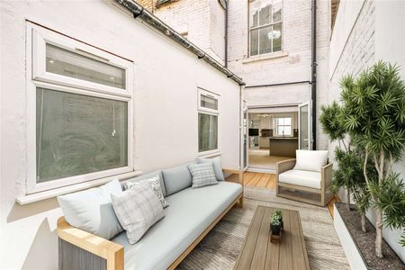 A five bedroom Georgian house totally refurbished throughout and presented in immaculate condition. - Photo 3