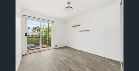 Spacious and light-filled two-bedroom apartment - Photo 2