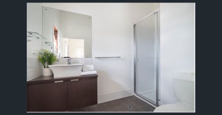 Spacious Queenslander Townhome - Photo 5