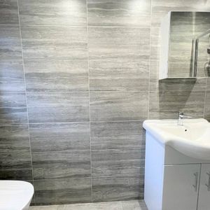 Self contained studio flat ideal for working couples- £1350 inclusive - Photo 3