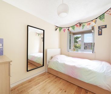 2 bedroom flat in London - Photo 1