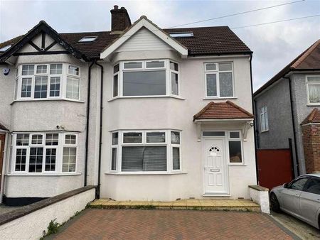 Beautifully Renovated Bedroom House In Edgware, HA8 - Photo 3