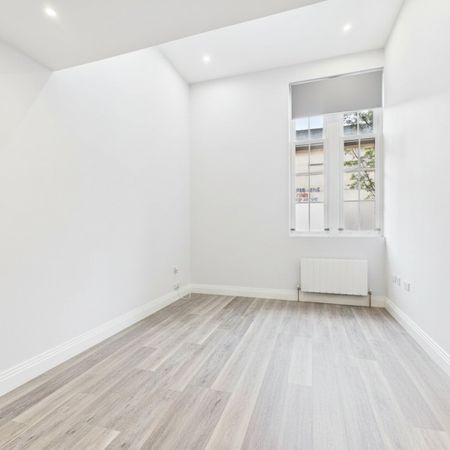 1 bedroom Flat in High Street, Berkshire - Photo 3
