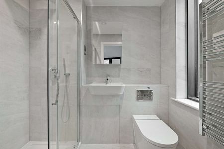 Modern newly built two bed apartment offering light, modern interiors in a sought after location. - Photo 4