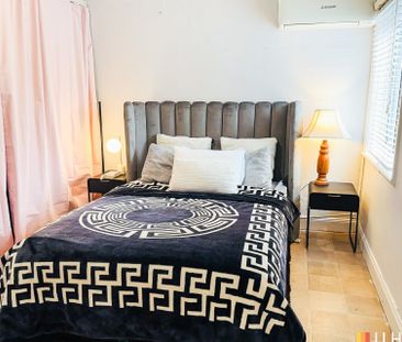 Beautiful 1 Bedroom Semi - Photo 2