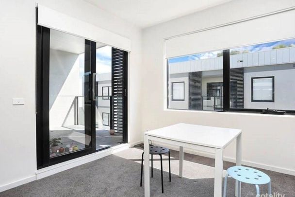 Perfectly Positioned in University Hill! - Photo 1