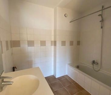 2-bedroom apartment with terrace - Photo 2