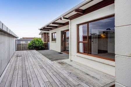Low maintenance spacious home, private courtyard - Photo 4